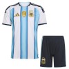 Conjunto Argentina Equipamento Principal Mundial 2026 - Criança Conjunto Argentina Equipamento Principal Mundial 2026 - Criança
