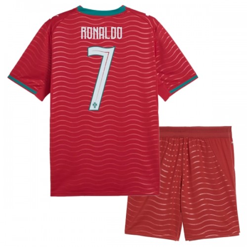 Conjunto Portugal Ronaldo 7 Equipamento Principal Mundial 2026 - Criança Conjunto Portugal Ronaldo 7 Equipamento Principal Mundial 2026 - Criança