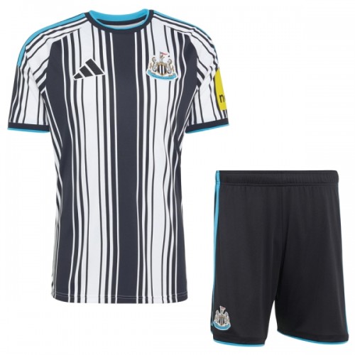 Conjunto Newcastle United Equipamento Principal 2026-27 - Criança Conjunto Newcastle United Equipamento Principal 2026-27 - Criança