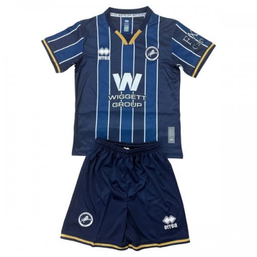 Conjunto Millwall Equipamento Principal 2026-27 - Criança Conjunto Millwall Equipamento Principal 2026-27 - Criança