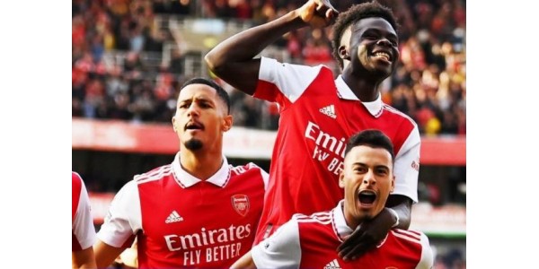 Arsenal volta ao topo do ranking da Premier League, marcou em um minuto, 3 a 2 venceu o Liverpool