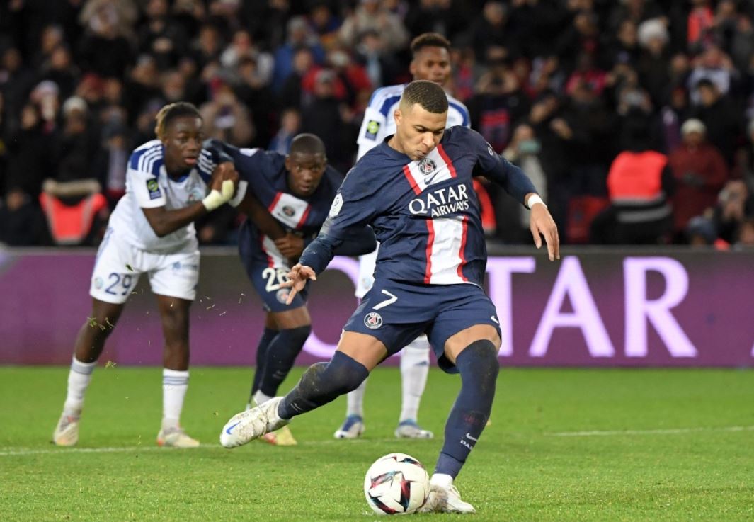 PSG 2-1 Strasbourg, lenda do tiro de Mbappé