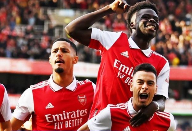 Arsenal volta ao topo do ranking da Premier League, marcou em um minuto, 3 a 2 venceu o Liverpool
